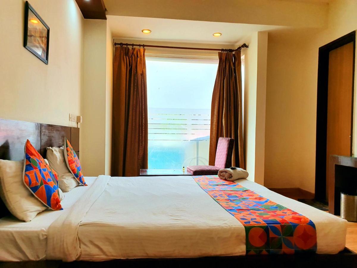Hotel Merriment Alpha Нойда Екстер'єр фото