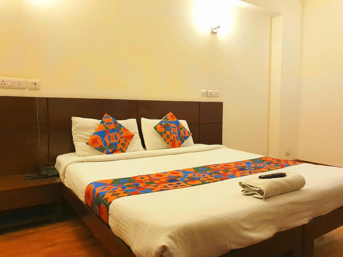 Hotel Merriment Alpha Нойда Екстер'єр фото