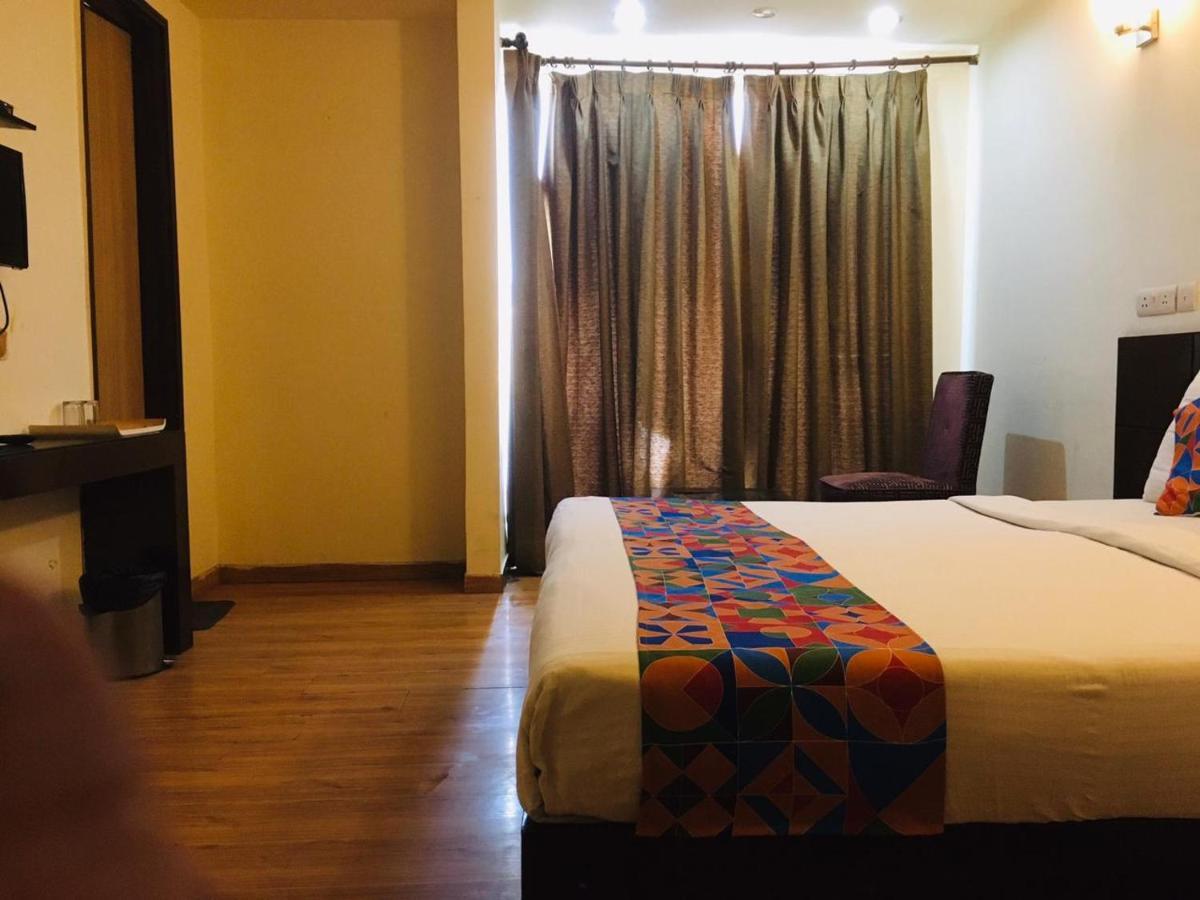 Hotel Merriment Alpha Нойда Екстер'єр фото