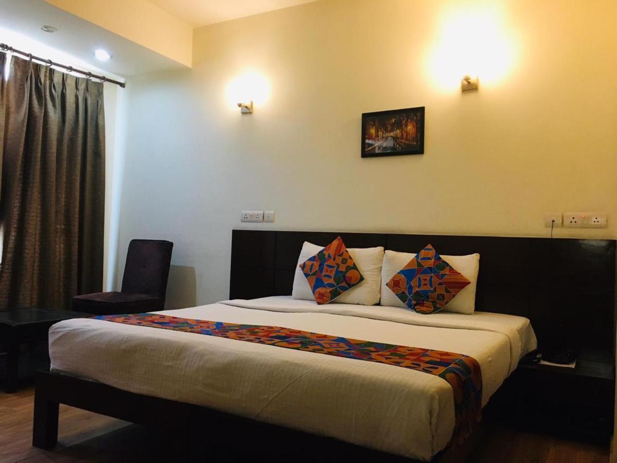 Hotel Merriment Alpha Нойда Екстер'єр фото