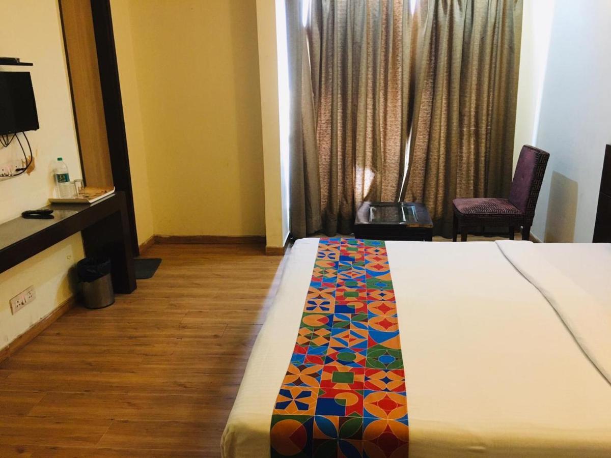 Hotel Merriment Alpha Нойда Екстер'єр фото